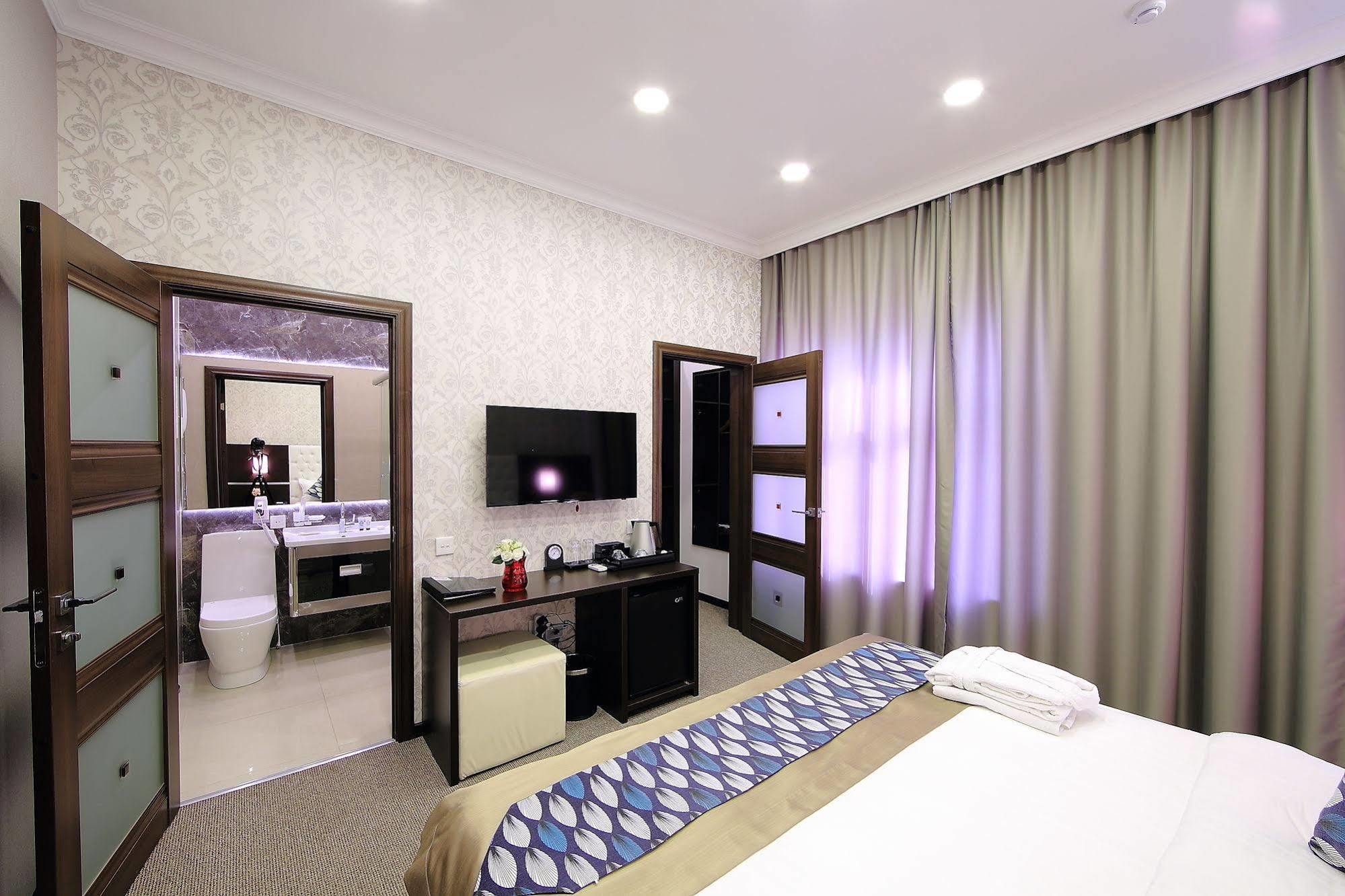 Premier Hotel Бишкек Екстериор снимка