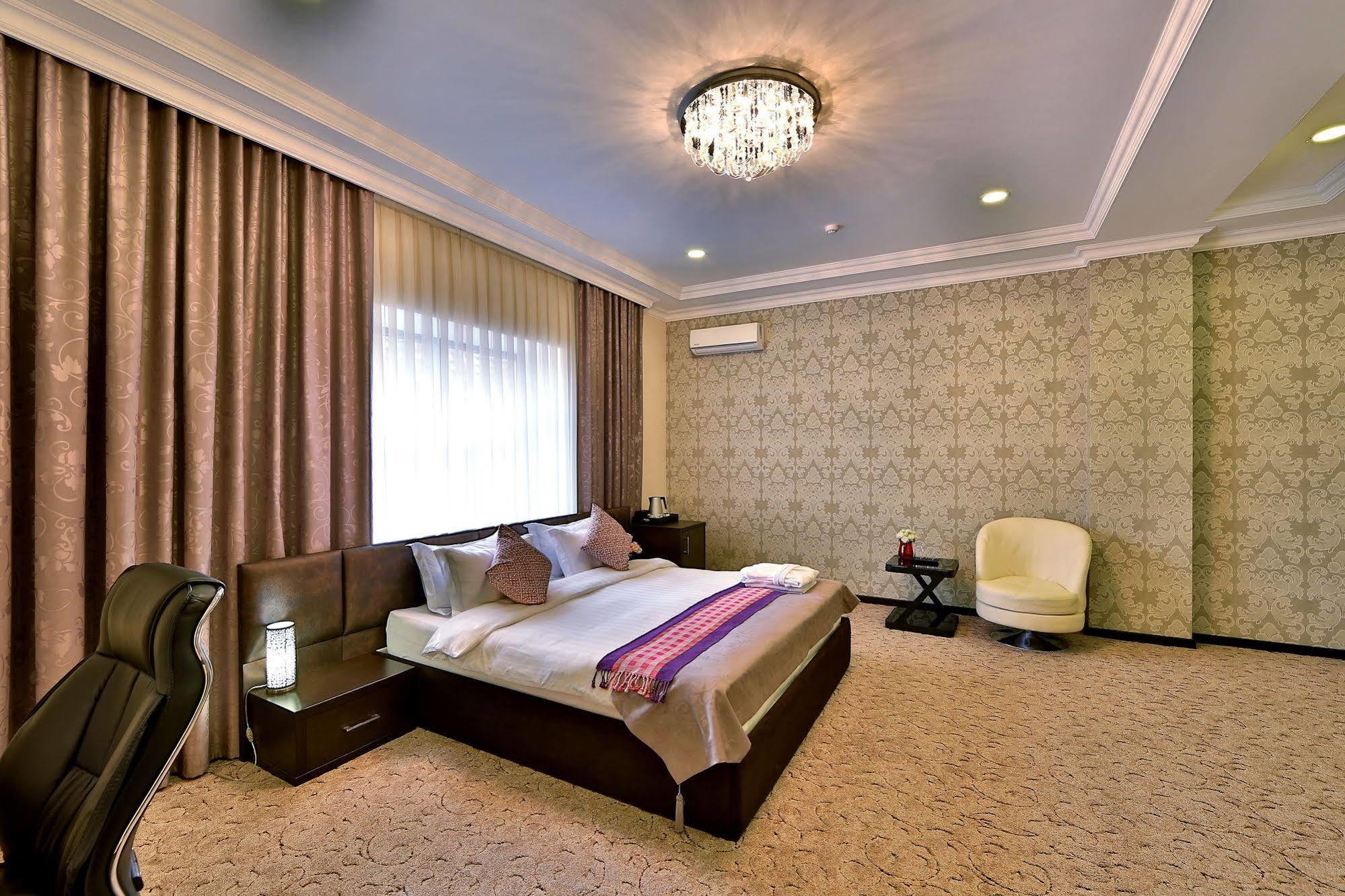 Premier Hotel Бишкек Екстериор снимка