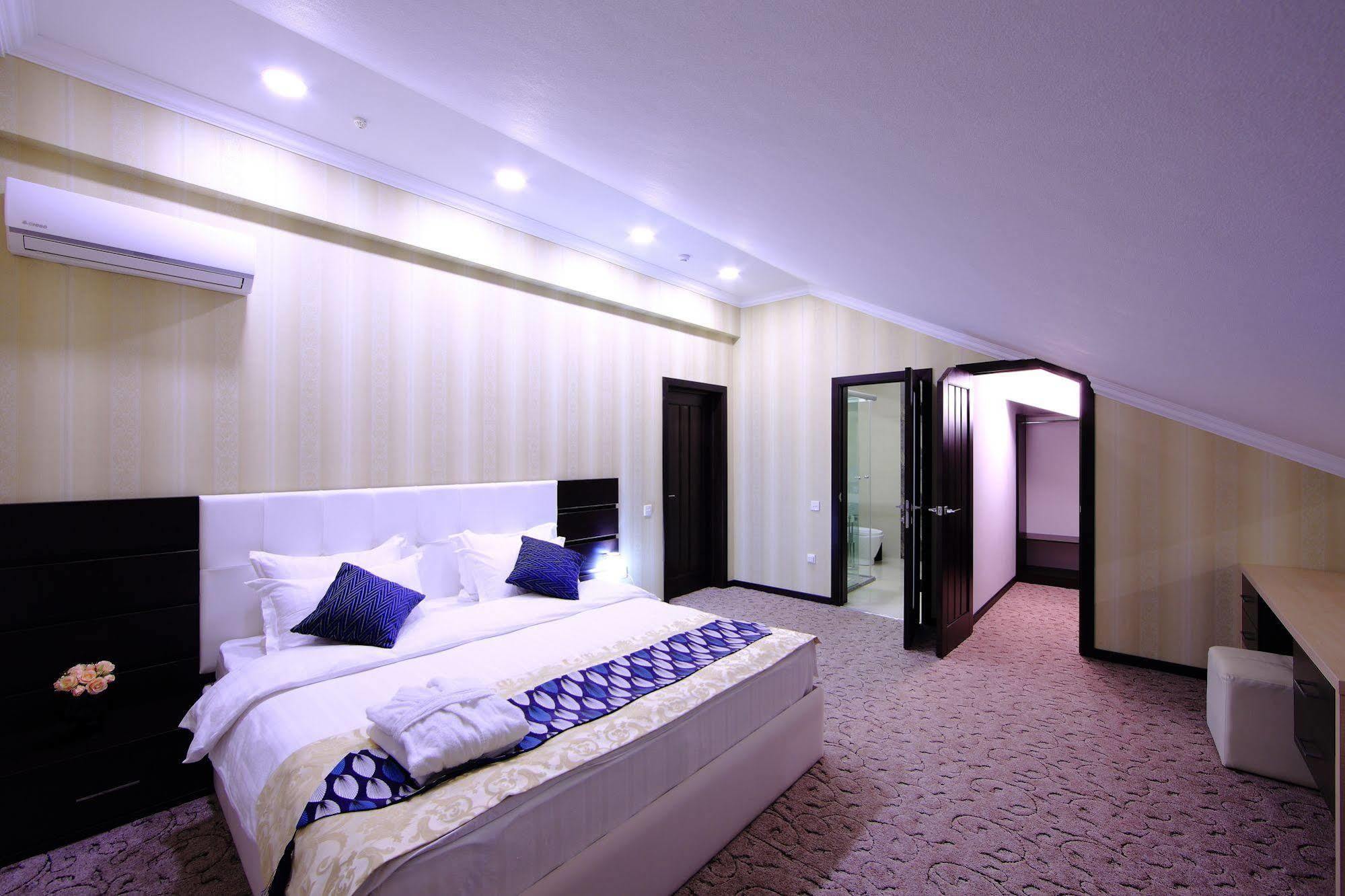 Premier Hotel Бишкек Екстериор снимка